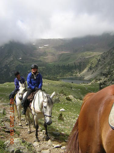 Nens a cavall en una ruta d'alta muntanya